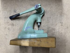 Handhebelpresse Certina | Drago SMD GmbH, Ihr Partner für den Ankauf und Verkauf von Gebrauchtmaschinen.